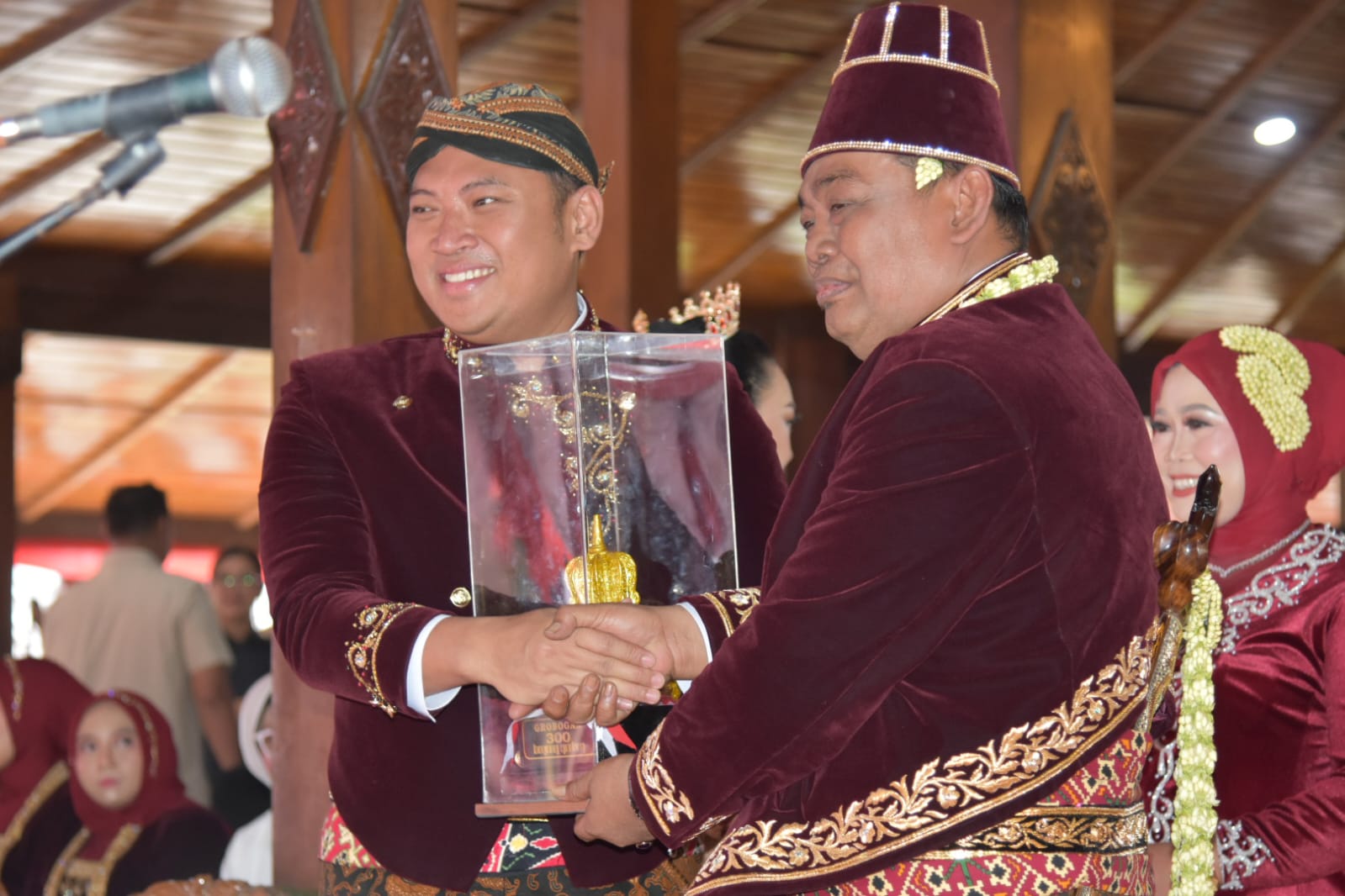 Bupati berikan cindera mata kepada wamentan RI