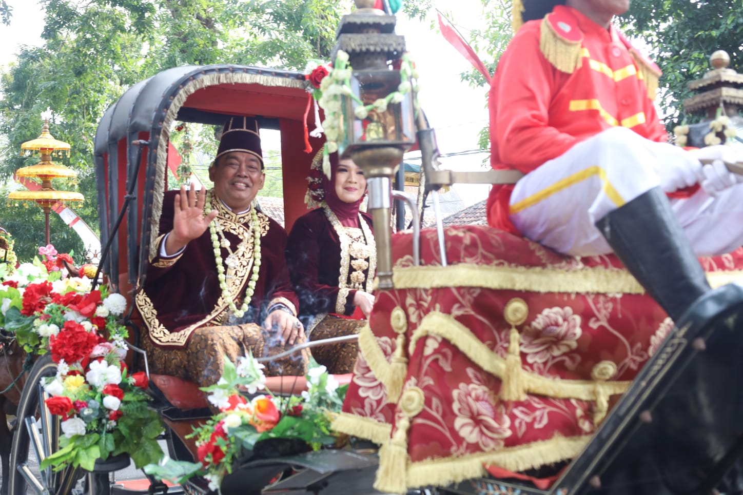 Bupati naik kereta kuda dalam prosesi boyong grobog