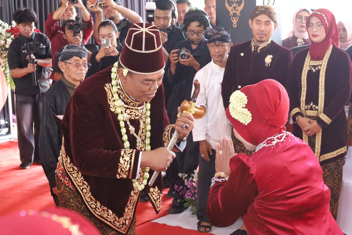 Bupati terima keris dari camat Grobogan dalam prosesi boyong grobog