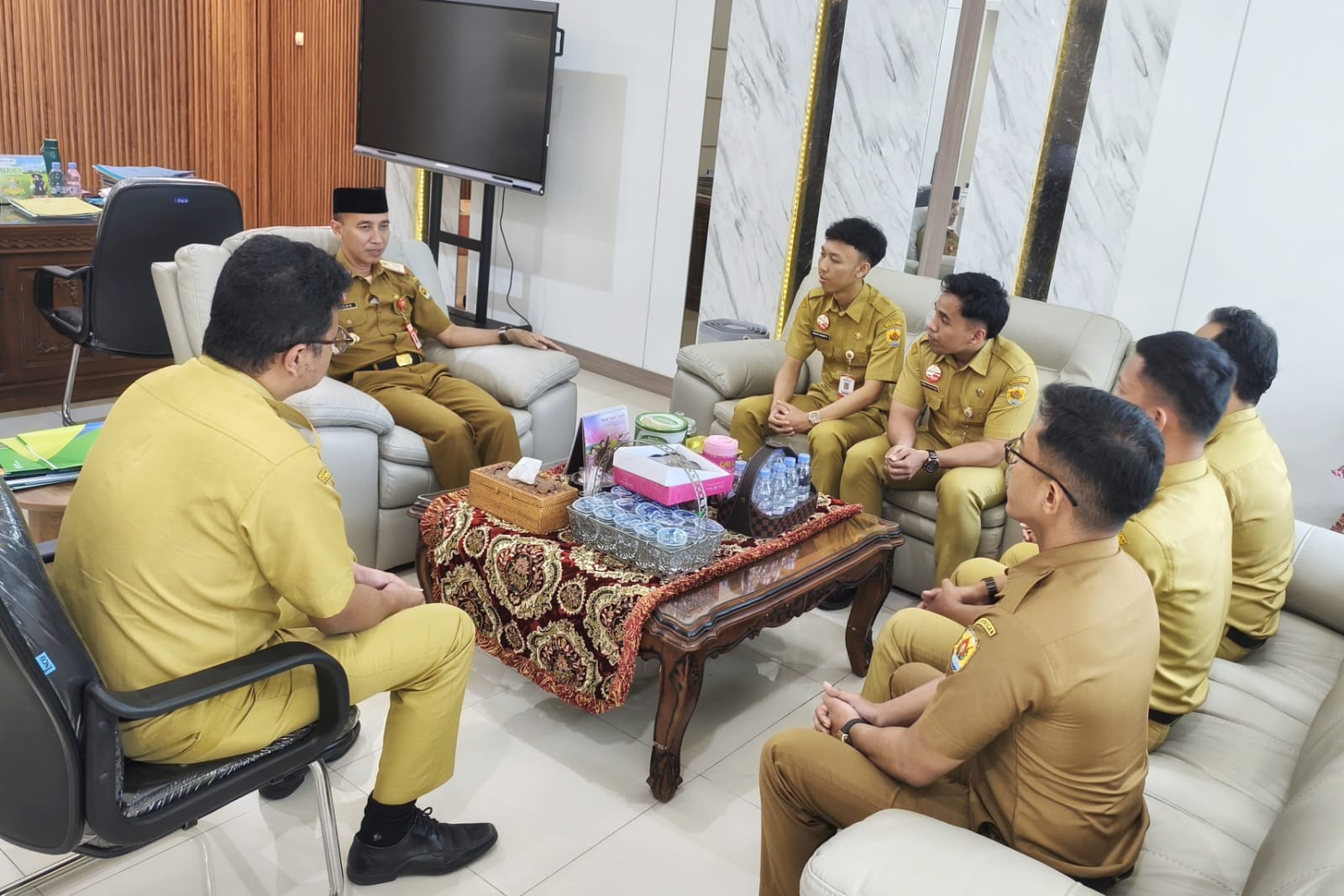 PENGUATAN NILAI ASN. Sekretaris Daerah Kabupaten Grobogan, Anang Armunanto, memberikan arahan kepada perwakilan PNS formasi 2024 di ruang kerjanya.