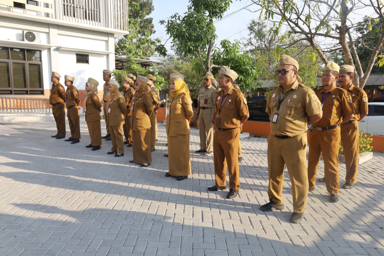 Pegawai Dinas Pendidikan Kabupaten Grobogan menyimak arahan Sekda Anang Armunanto