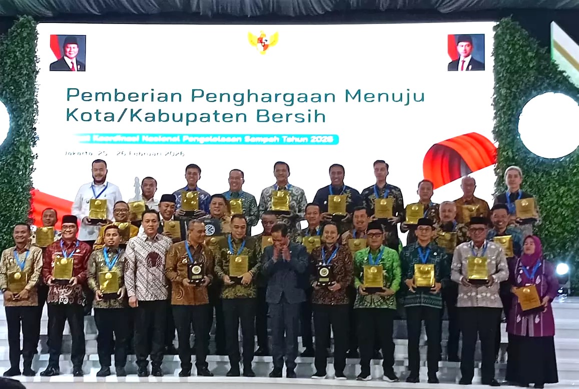 Penerima piagam menuju kabupaten kota bersih