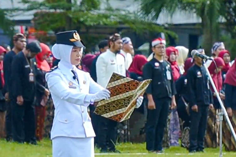Petugas Upacara Hari Jadi ke 300 kabupaten grobogan bacakan uud1945