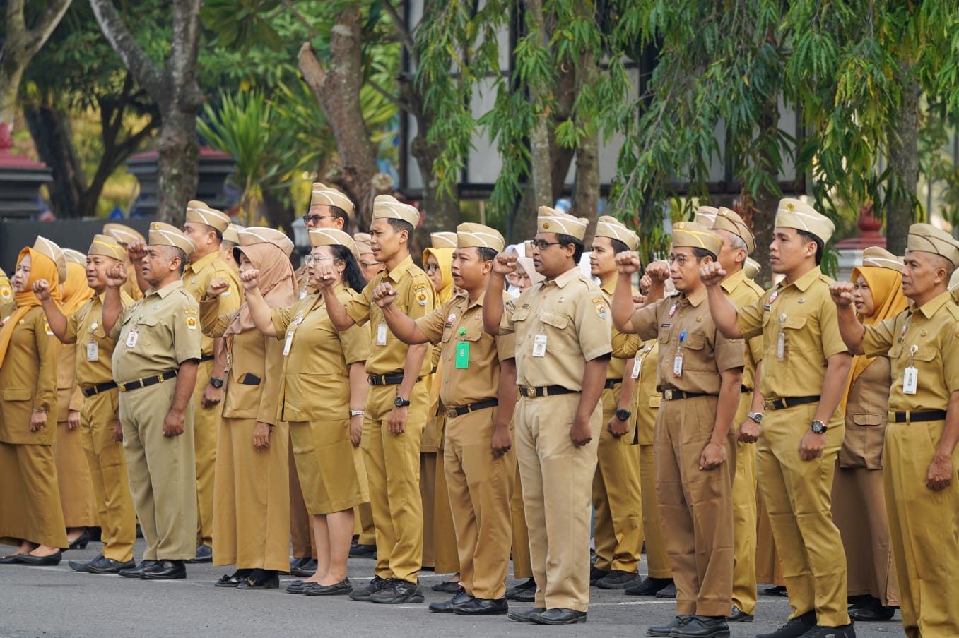 Ratusan aparatur sipil negara ASN dari berbagai instansi menyimak pengarahan dalam apel pagi gabungan di halaman Sekretariat Daerah Kabupaten Groboga