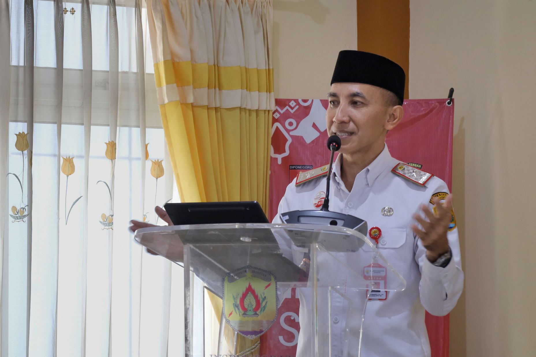 Sekda Grobogan Anang Armunanto memberikan pengarahan kepada jajaran aparatur sipil negara ASN di Purwodadi Kabupaten Grobogan