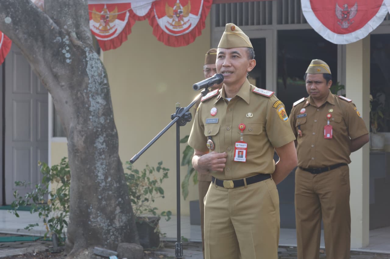 Sekda Grobogan Anang Armunanto memimpin apel pagi di lingkungan Dinas Pertanian Kabupaten Grobogan