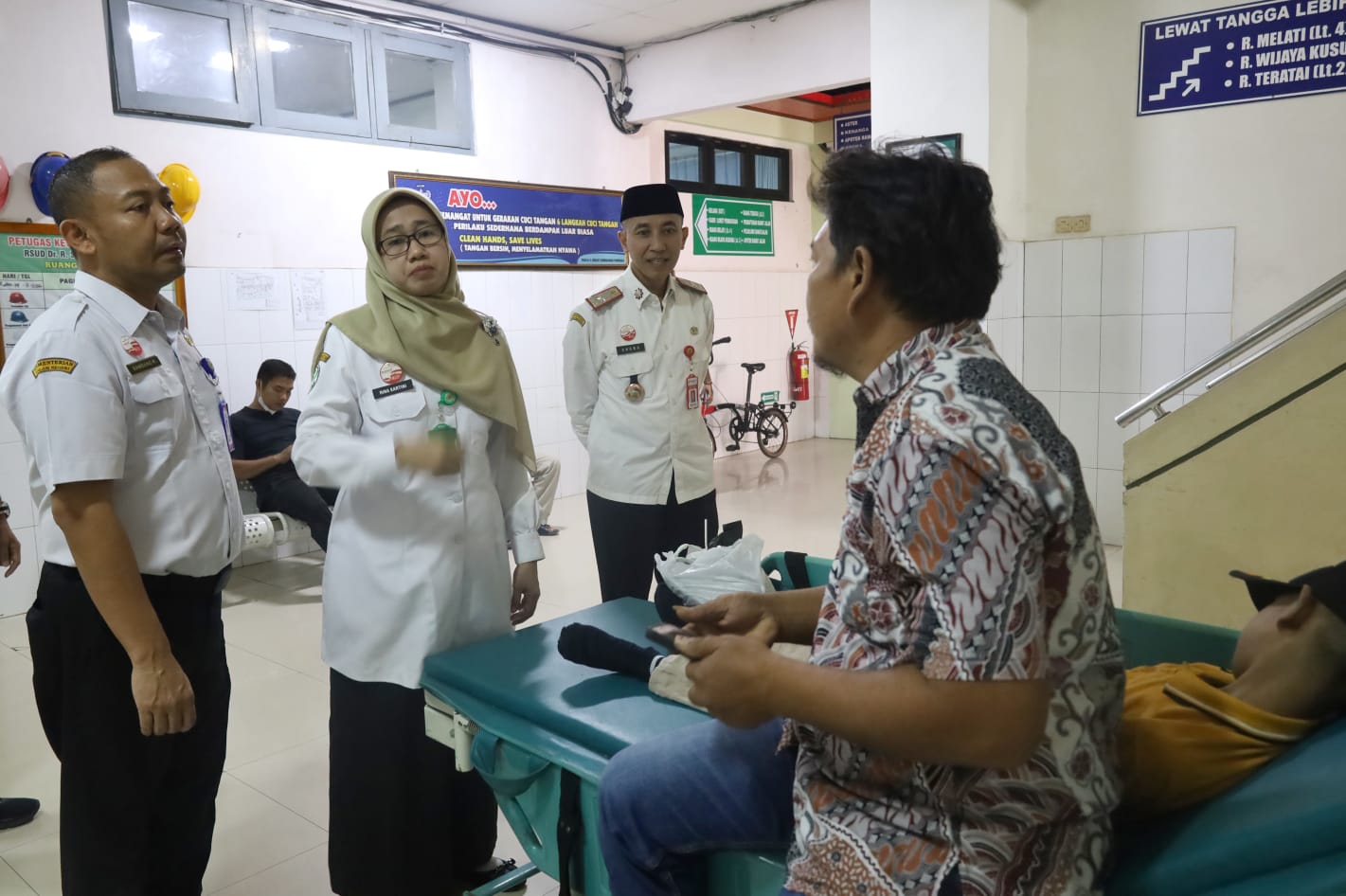 Sekda Grobogan Anang Armunanto tengah meninjau pelayanan rawat jalan RSUD dr. R