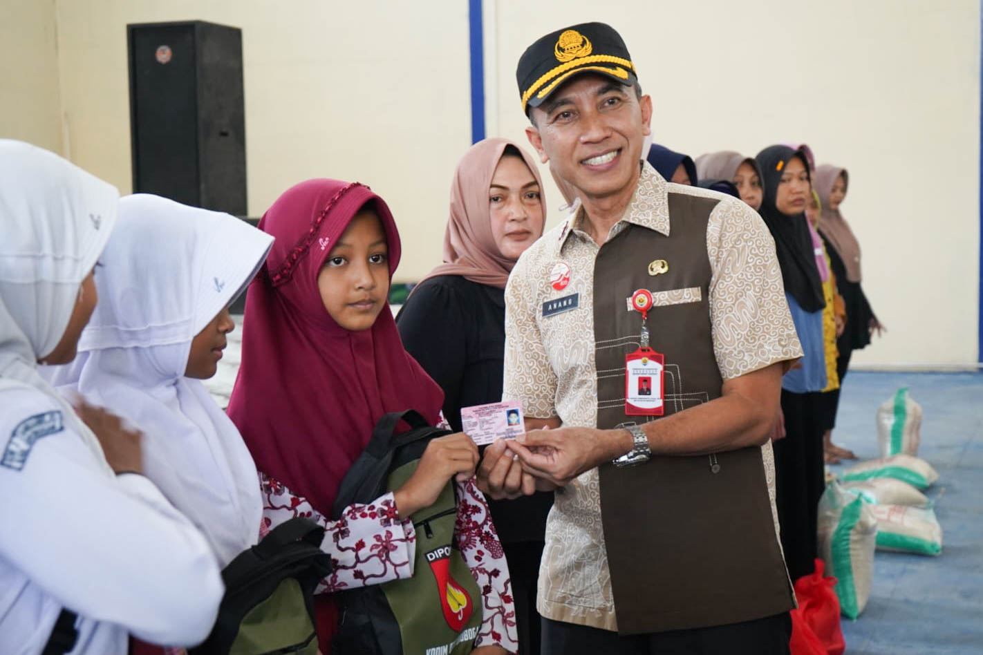 Sekda Grobogan menyerahkan Kartu Identitas Anak kepada seorang anak di Desa Tambahrejojpg