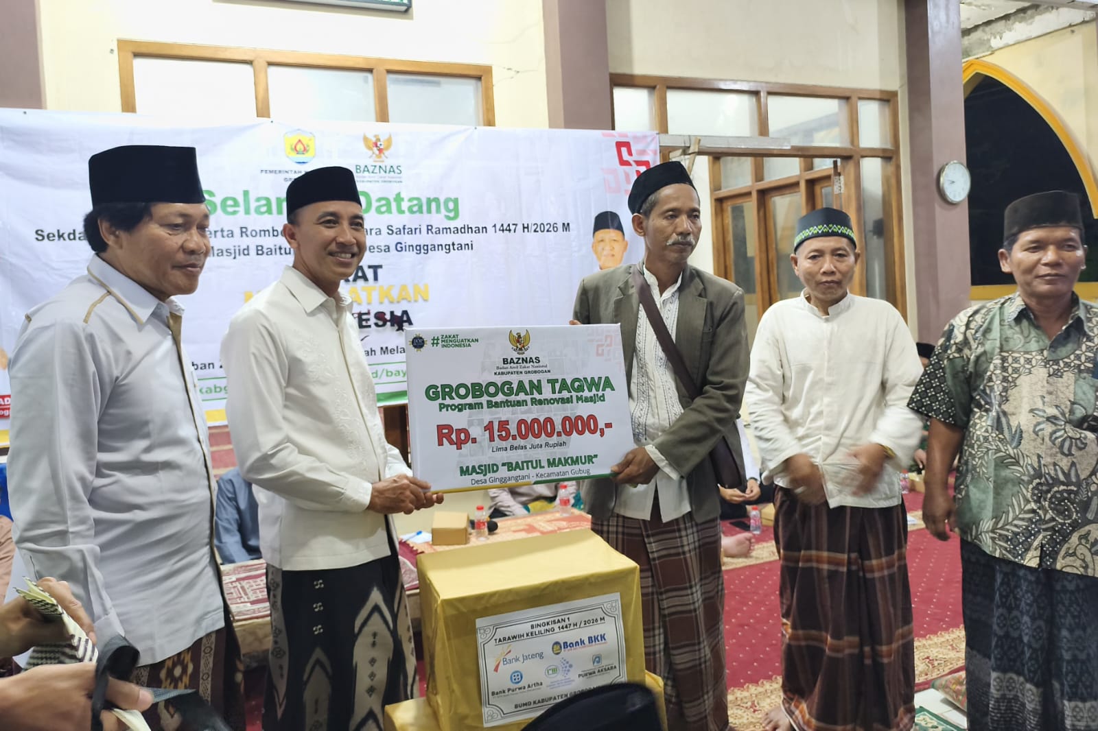 Sekda secara simbolis serahkan bantuan pembangunan masjid kepada PKM masjid