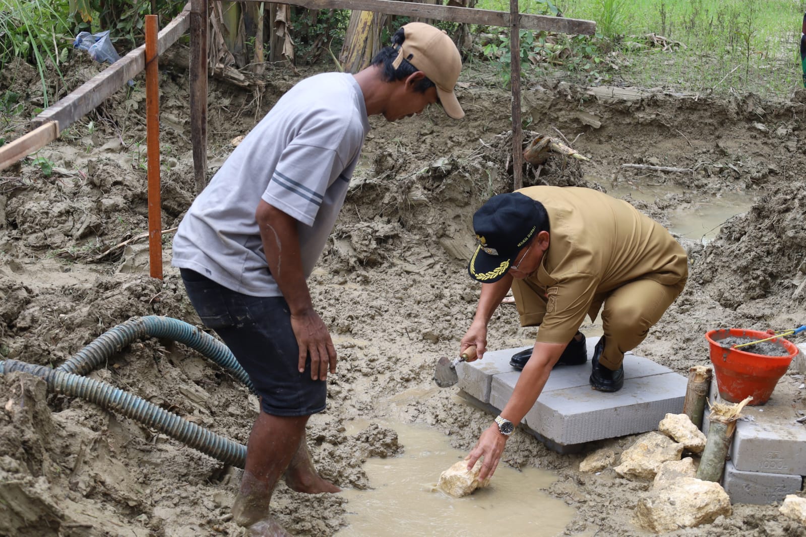 Wabup Sugeng Prasetyo meletakkan batu pertama pendirian jembatan garuda di Desa Kedungrejo