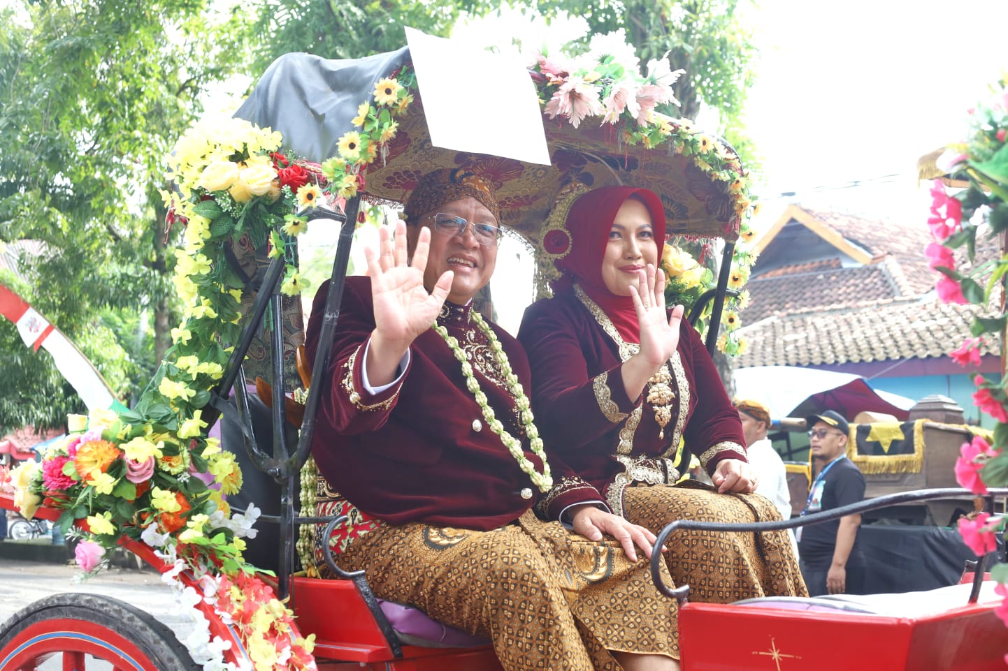 Wakil Bupati naik kereta kuda dalam prosesi boyong grobog