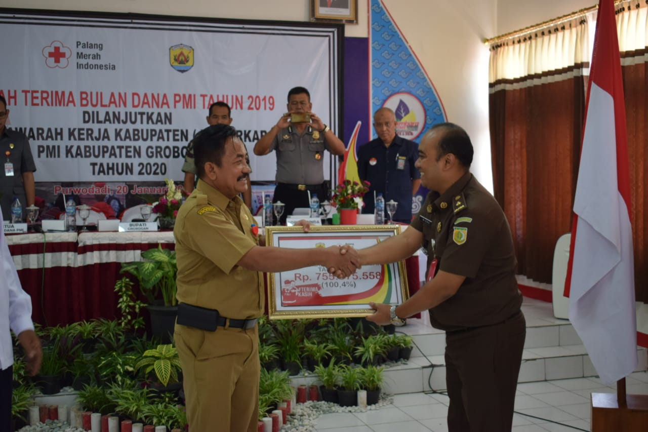 Sekda menyerahkan penghargaan pendonor terbanyak